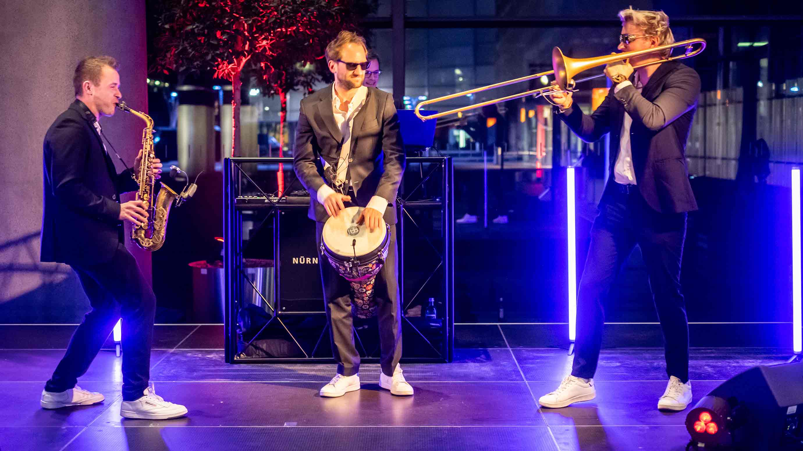 Eine Band spielt auf dem Ausstellerabend der embedded world