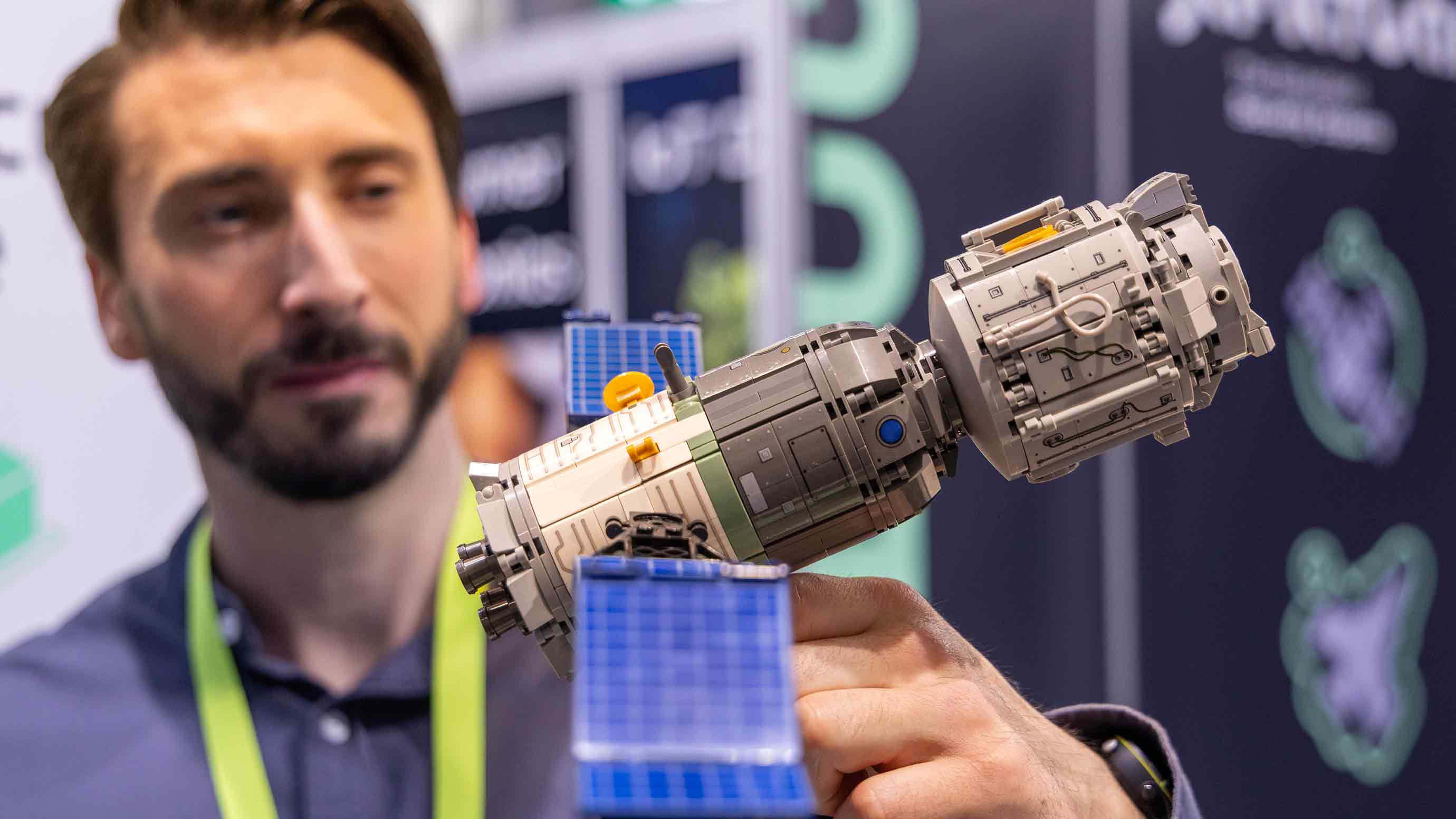 Mann hält ein Ausstellungsstück auf der embedded world